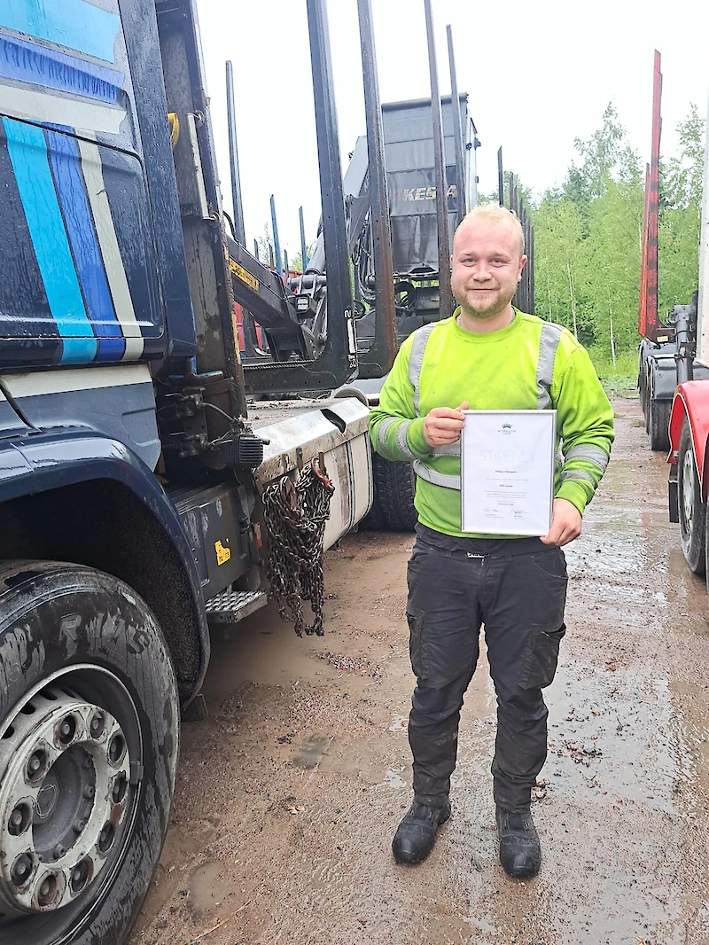 Mikko Hietanen työskentelee Rämän Kuljetus Oy:ssä puutavara-autonkuljettajana.