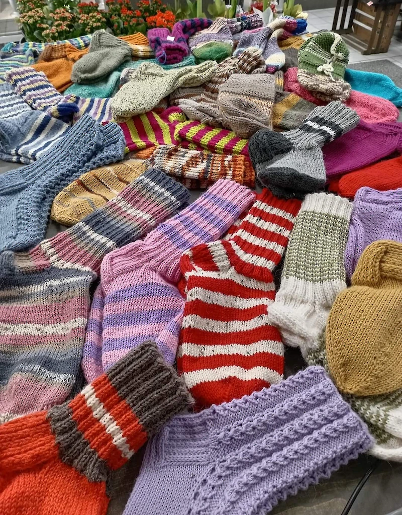 Ensimmäiset 35 villasukkaparia lähtevät tällä viikolla Iitin kotihoidon asiakkaille. (Kuva: Kukkalehto.)