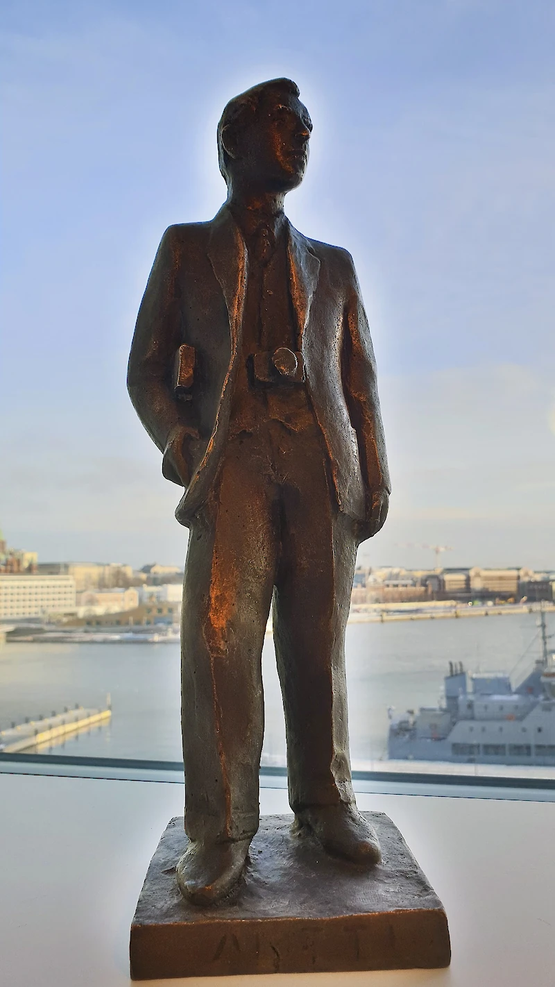 Antti-patsas on nimetty Antti Lizeliuksen mukaan. Lizelius oli Mynämäen kirkkoherra, joka toimitti ja julkaisi ensimmäistä suomenkielistä sanomalehteä 1700-luvulla. Patsaan on suunnitellut kuvanveistäjä Kari Ovaska. (Kuva: Uutismedian liitto.)