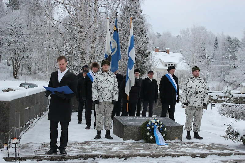 Kirkolla puheen piti kunnanvaltuutettu Tatu Lintukangas. Kunniavartiossa Valtteri Taimisto ja Visa Heino Iitin reserviupseerikerhosta. (Kuva: Hannu Lahtinen.)