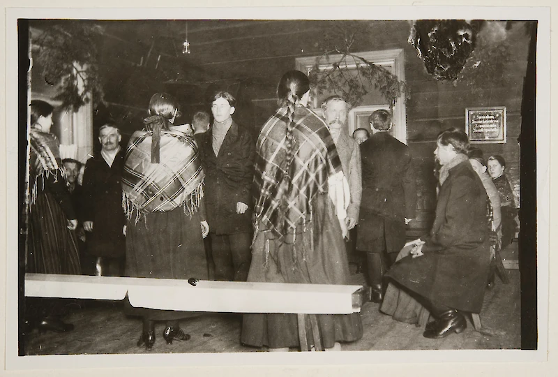 Tanssia niin sanotussa "vyyrkantissa". Aino Oksasen kuva on otettu Iitissä jouluna 1927. Aino Oksasesta tuli sittemmin avioliiton kautta Aino Valli. (Kuva: Museovirasto.)