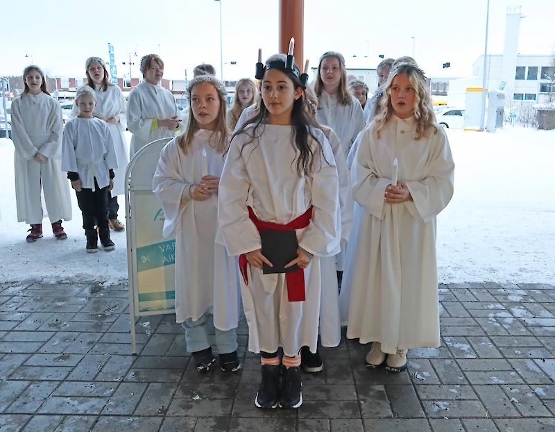 Lucia-kulkue kiersi keskiviikkona Kausalassa useassa eri kohteessa.