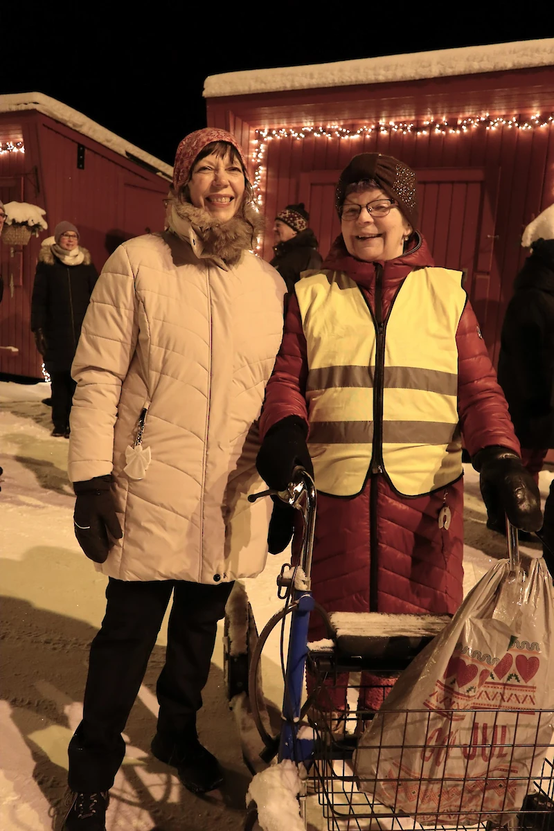 Eija Malmström ja Ritva-Liisa Kontula osallistuvat joka vuosi Kausalan torilla uudenvuodenaaton tilaisuuteen.