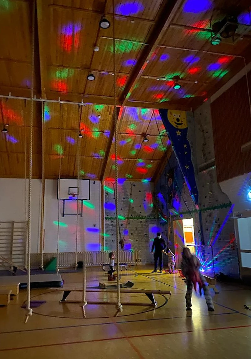 Haapa-Kimolan koulun liikkakerhossa järjestettiin uudenvuoden disco. (Kuva: MLL Iitti.)