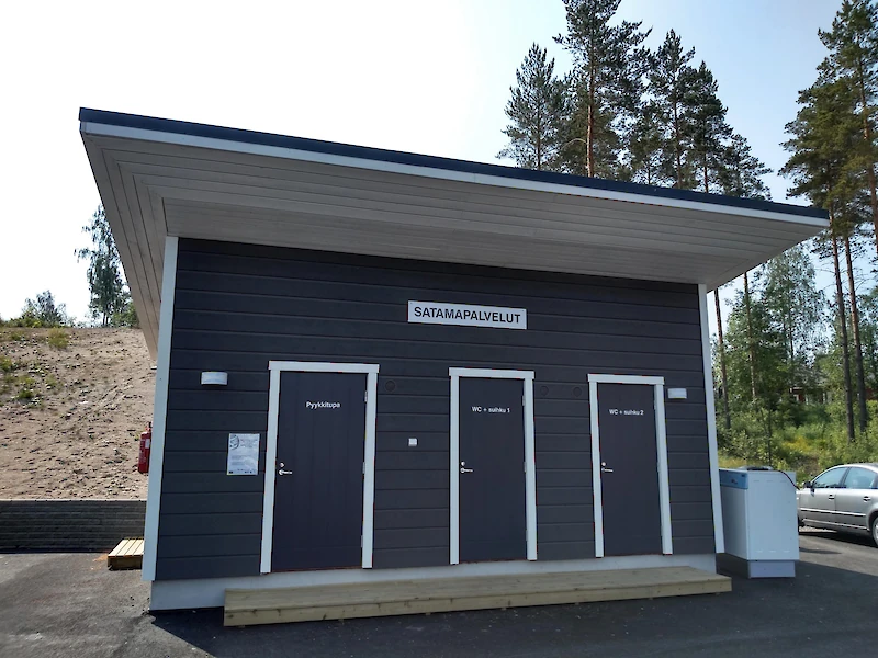 Vuolenkosken kyläkeskuksen vieressä on Omakylä Vuolenkosken satamapalvelurakennus, jossa on suihkut, wc:t ja pyykkitupa.