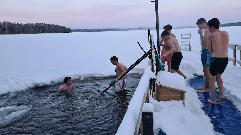 Avannossa pulahtaminen oli ranskalaisnuorille elämys. (Kuva: Tarja Virtanen.)