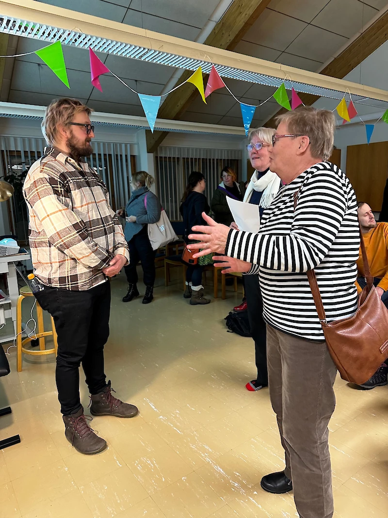 Pekko Käpin Kouvolassa pitämän luennon jälkeen moni halusi jäädä juttelemaan ja kertomaan omista Uutela-muistoistaan.