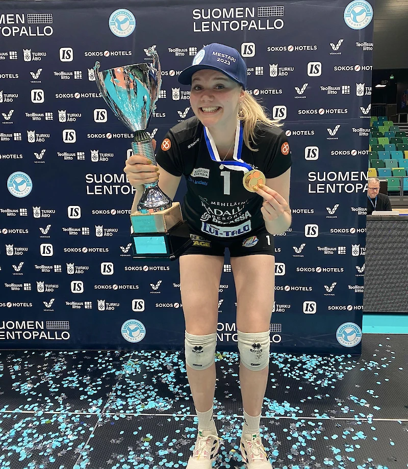 Ella Autere pääsi nostamaan voittopokaalia Suomen Cup-voiton myötä.