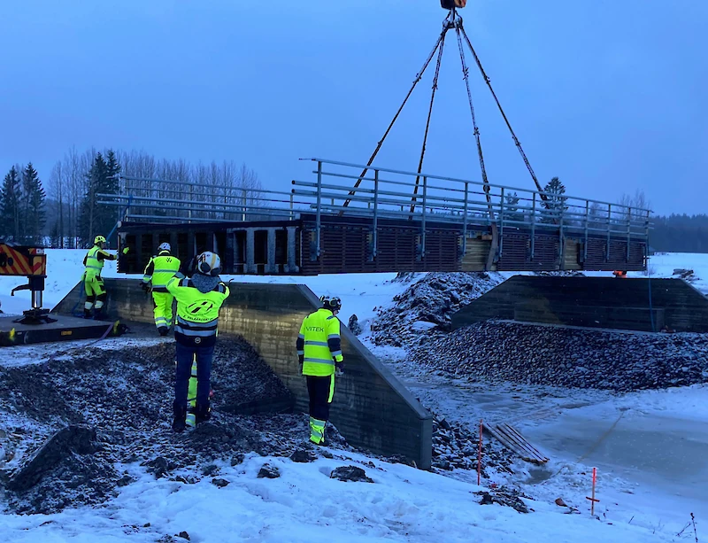 Riutanpään sillan kantta lasketaan paikoilleen Iitin Perheniemessä. (Kuva: Jussi Virta.)