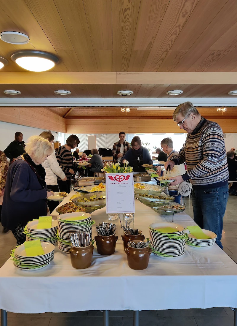 Yhteisvastuulounaalla tarjottiin sitruunakanaa, salaatteja, keittoa ja jälkiruoaksi appelsiiniriisiä.