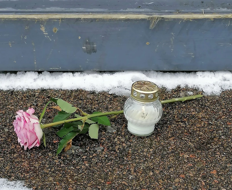 Kausalan torille oli tänään tuotu kynttilä ja ruusu. Kuvan otti ohikulkiessaan Maarit Eerola.