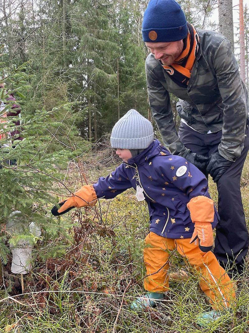 Iiris ja isä-Henri pupupiilolla.