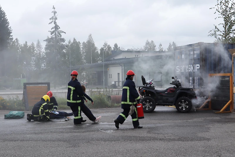 Iitin VPK:n nuoriso-osasto esitteli viime syksyn avointen ovien päivässä pelastustaitojaan. Harjoitustilanteessa mönkijän kuljettaja oli joutunut onnettomuuteen. (Kuva: Minna Tervo.)