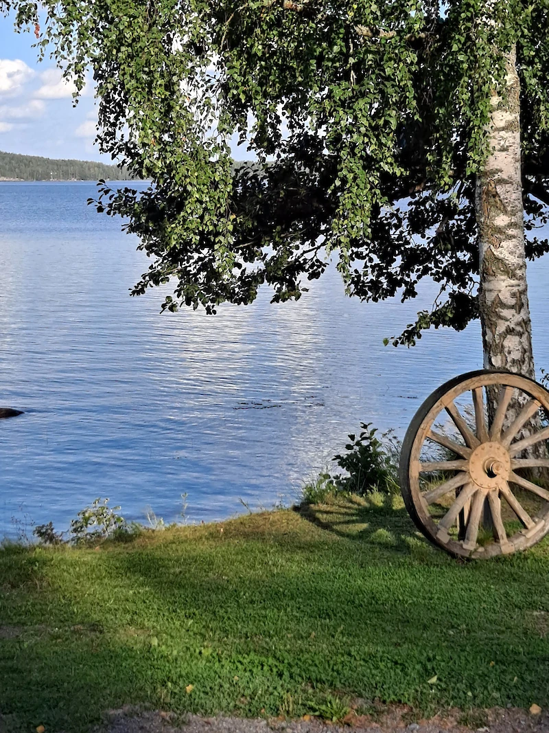 Viime syksynä otettu kuva tykkilavetin pyörästä. Tuolloin myös sotaveteraanitunnus oli vielä paikoillaan Veteraanimajan seinällä. (Kuva: Mirva Koskinen.)