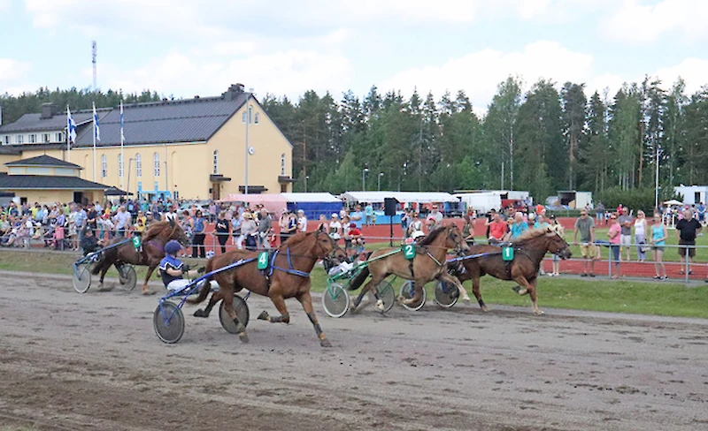 Ravilinnassa järjestetään ravitapahtuma nykyään kerran vuodessa. (Kuva: Iitinseudun arkisto / Minna Tervo.)