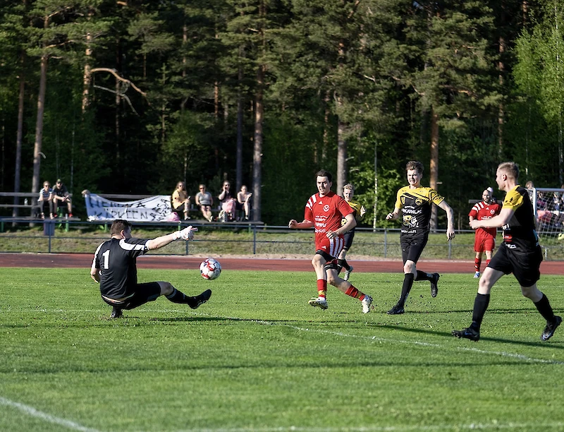 Iitin Pallon Teemu Pienmunne yrittää maalintekoa, mutta Klubin maalivahti Jukka Taavila estää yrityksen. (Kuva: Petri Laitakari.)