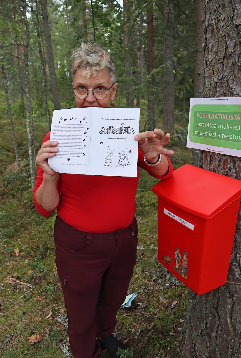 Kuva viime kesän tapahtumasta, jossa Sirkku Lindstam vastasi Lemmenkukkulan parisuhderastista. (Kuva: Minna Tervo.)