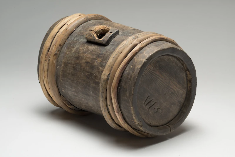 Kuten nykyäänkin, 1700-luvulla henkirikoksen tekijä ja uhri olivat usein enemmän tai vähemmän humalassa. Kuvassa Suomen kansallismuseon kokoelmiin kuuluva viinalekkeri vuodelta 1776. (Kuva: Museovirasto.)