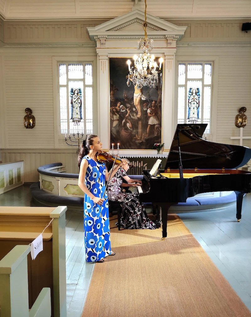 Fredrika Mikkolan piti esiintyä useimmissa Iitin musiikkijuhlien konserteissa, mutta opiskelut pitävät nuoren naisen kiireisenä. Kuva on otettu Iitin kirkossa toissa kesänä.
