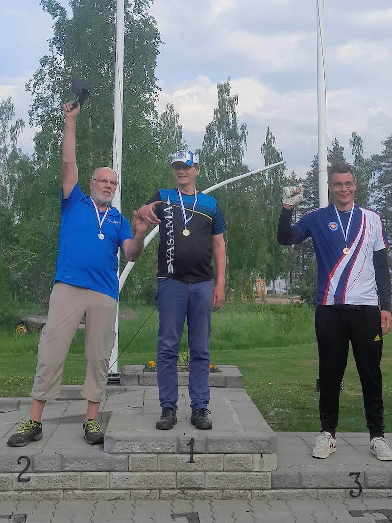 Voittajia mitalikorokkeilla.