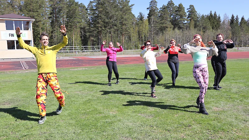 Janne Outisen tanssitunnit pidetään kesäisin pääosin ulkona.