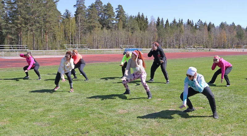 Ravilinnan piha-alueella järjestettiin toukokuussa tanssitapahtuma.