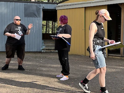 Kuvassa vasemmalta Remu Aaltonen (Juuso Peltola), kertoja Jokamies (Tarja Niemi) ja iittiläislähtöinen Albert Järvinen (Iina Jaakkola), jolle on näytelmään kirjoitettu alkuperäisestä tekstistä poiketen repliikkejä.