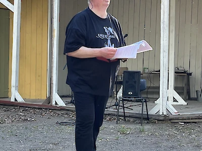 Jan Nyquist ohjasi näyttelijöitä toukokuussa Iitin kesäteatterilla.