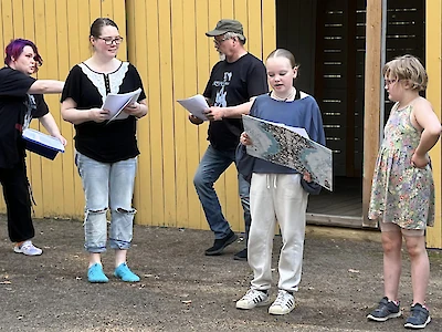 Näytelmää harjoiteltiin toukokuussa kirkonkylällä. Kuvassa vasemmalta oikealle Jokamies (Tarja Niemi), häävieras (Maria Iskanius), Topi Sorsakosken isä Ylli Tammilehto (Jarmo Lindgren) sekä Jussi Raittisen fanit (Anni Piippo ja näytelmän kuopus Aada Aalto).