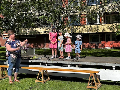Perhepäivähoitaja Katri Montonen oli valmistanut hoitolastensa kanssa hauskan lauluesityksen.