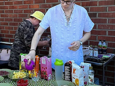 Antti Tuominen teki festariväelle värikkäitä mehudrinkkejä.