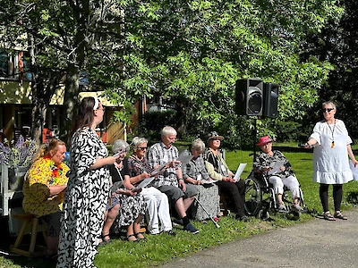 Ehtookodin kuoron ensiesiintyminen meni hienosti. Vasemmalla Iitin Ehtookodin johtaja Sari Lehtonen, oikealla yhteisökoordinaattori Marja Tuominen.