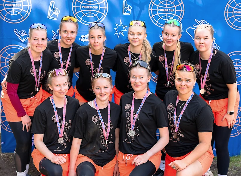 Yrityksen hopeajoukkue Joensuun Power Cupissa. (Kuva: Tinja Sallinen.)