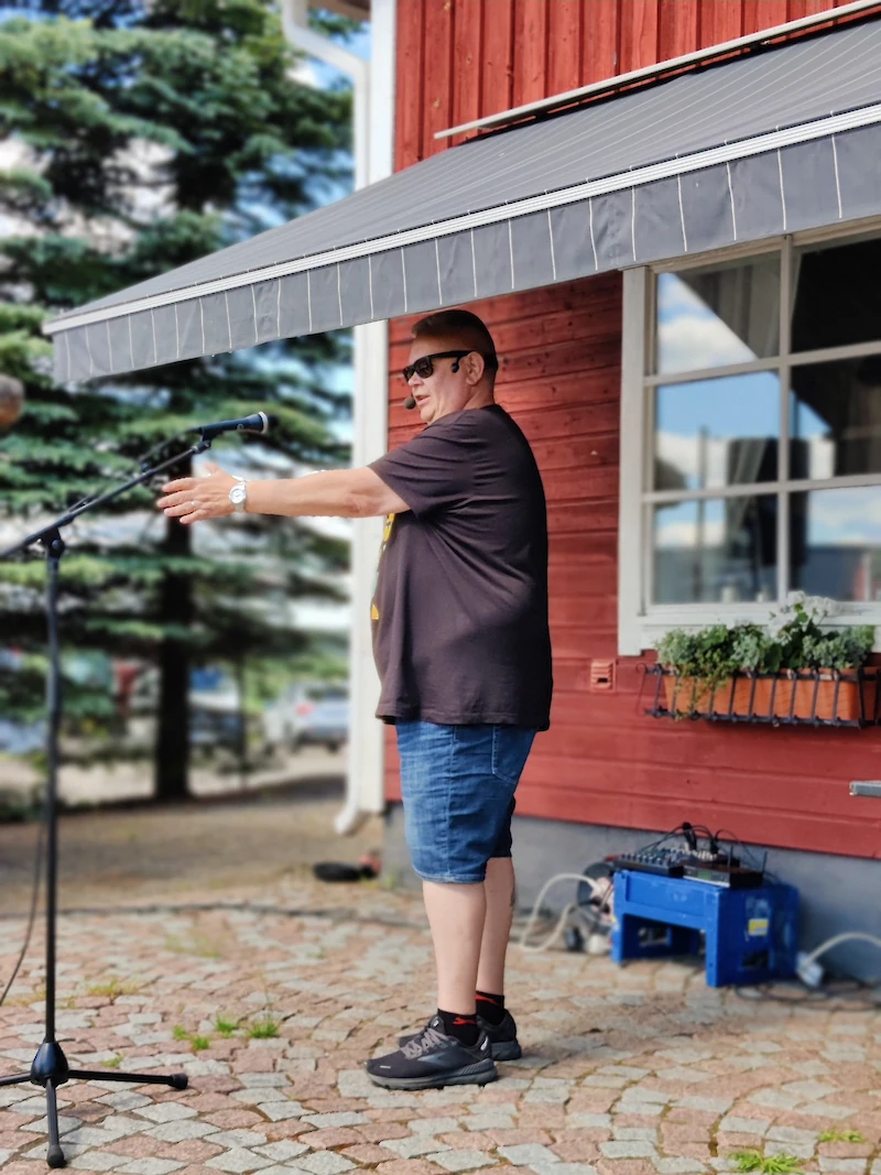 Aki Palsanmäellä on ollut jo vuosia oma Suomen huutokauppakeisari -ohjelma televisiossa. Se on tehnyt hänestä koko kansan tunteman julkkiksen.