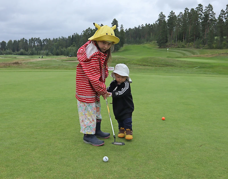 Meeri ja Veera Yrjölä tutustuivat golfin pelaamiseen.