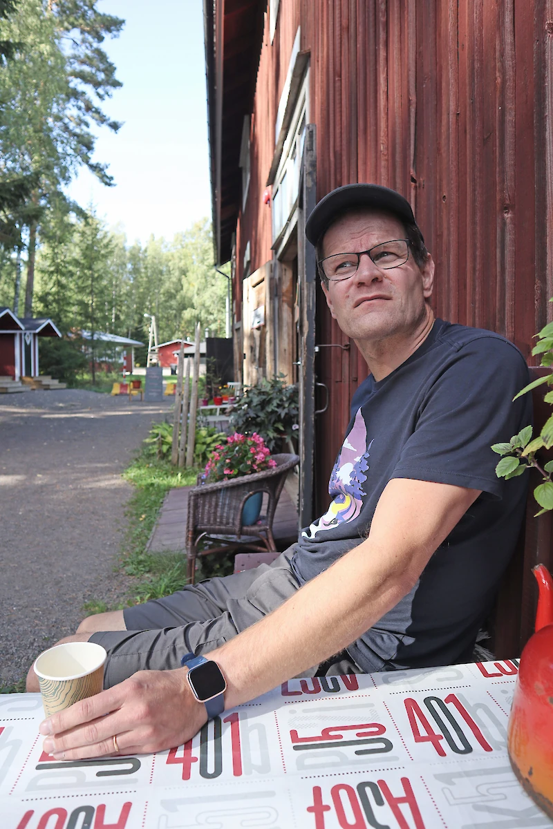 Jari Nisula juo kahvia usein mustana, mutta laittaa aina maitoa aamukahviin.