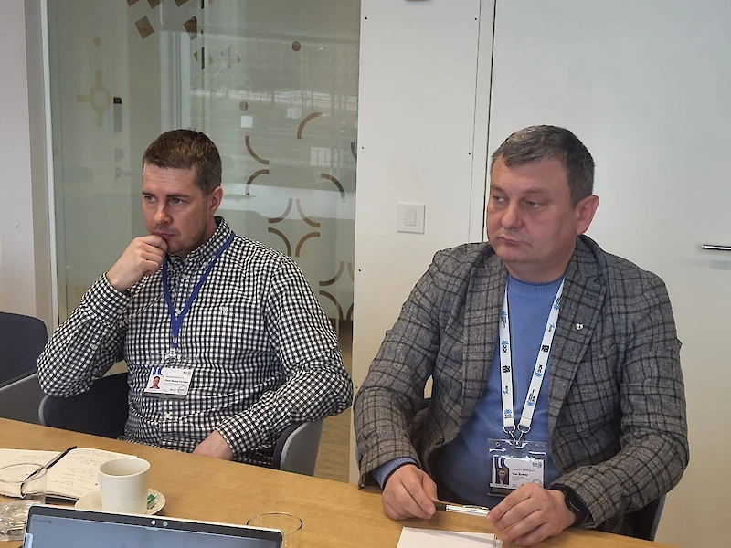 Olli-Pekka Hätinen (vas.) ja Kansainvälisen kauppakamarin Ukrainan osaston jälleenrakentamisesta vastaava johtaja Ivan Synetar Uzhorodissa huhtikuussa. (Kuva: Hätisen albumi)