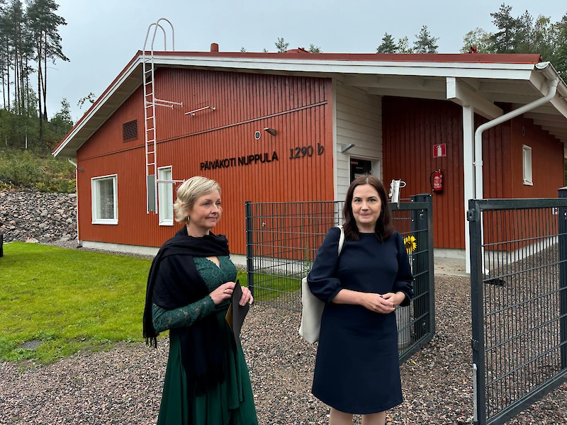 Päiväkodin johtaja Päivi Taiminen (vas.) ja ministeri Sanni Grahn-Laasonen vierailivat myös päiväkodin sisällä. Nuppula valmistui kesän lopulla.