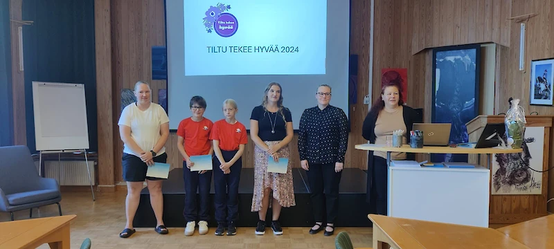 Lahjoituksia olivat vastaanottamassa Kausalan Yrityksen Riikka Ahokas, Iitin VPK:n palokuntanuoret Aamos Huppunen ja Minttu Auvinen, Iitin MLL yhdistyksen Henni-Leena Jaakkola ja Mari Nykänen. Vuolenkosken kyläyhdistyksen edustajat eivät sairastumisten vuoksi päässeet paikalle. (Kuva Jenna Ahola)