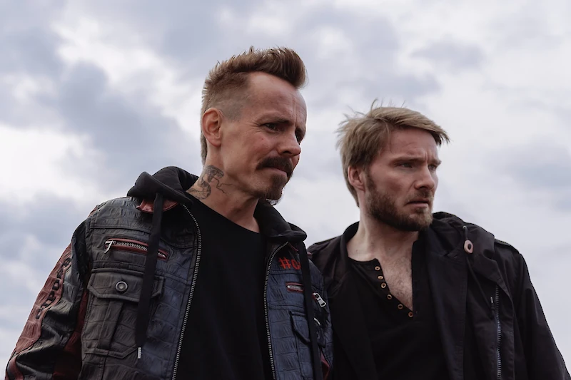 Kyypakkaus (Jasper Pääkkönen) ja Jussi Vares (Leo Sjöman) joutuvat elokuvassa vauhdikkaisiin tilanteisiin. (Kuva: Solar Films / Jouni Kuru / Brave Teddy)