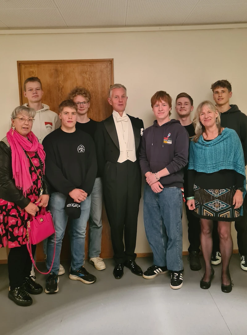 Kuvassa vasemmalta: Tarja Virtanen, Lauri Virtanen, Asser Kajasto, Jussi Mikkonen, Max Raabe, Kaarlo Salo, Lenni Lahti, Ulla Villa ja Matias Pethman. (Kuva: Tarja Virtanen)