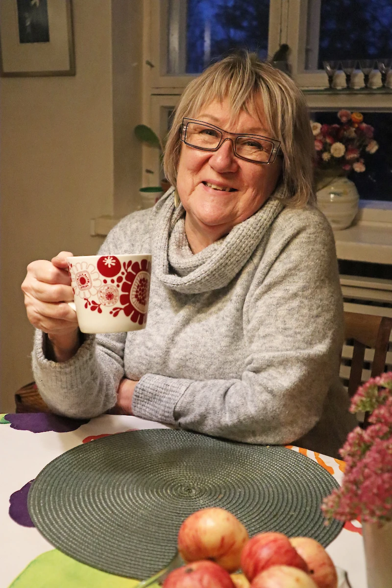 Irene Kivelä aloittaa päivän vahvalla kahvilla.