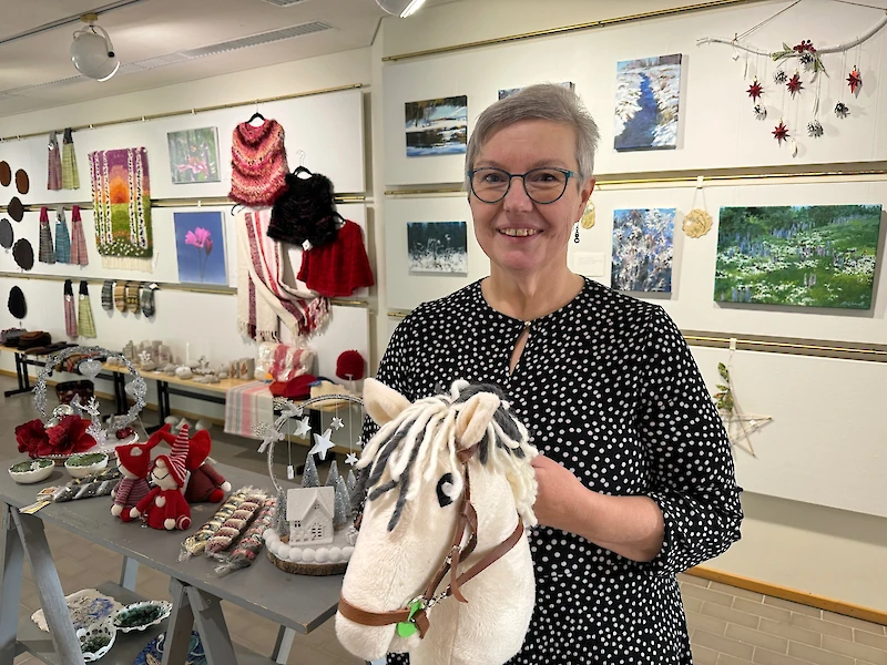 Marja Arola pitelee Seija Sanaksenahon kepparia.