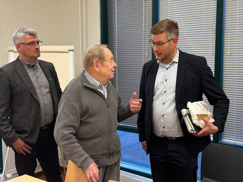 Eerikki Viljanen (kuvassa oikealla) sai Iitistä kotiinviemisiksi ainakin paikallisen leivän ja iittiläisten esittämiä näkökantoja valtakunnan politiikasta. Kuvassa Viljasen kanssa juttelee Mauno Sinisalo, takanaan Atte Savelainen.