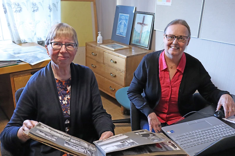Päivi Sipponen ja Tarja Repo ovat tutkineet Perheniemen opiston vanhoja valokuvia.