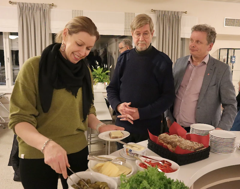 Starttitilaisuudessa oli ruoka- ja kahvitarjoilua. Kuvassa Eira Leino, Antti Kankkunen ja Jarkko Nissinen.