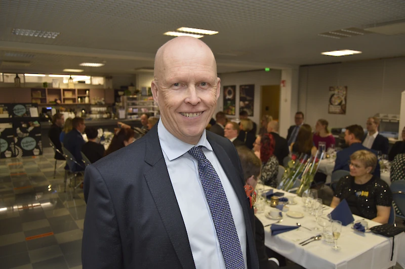 Mika Halttunen jakoi työntekijöille huomionosoituksia 5. marraskuuta pidetyssä tilaisuudessa.
