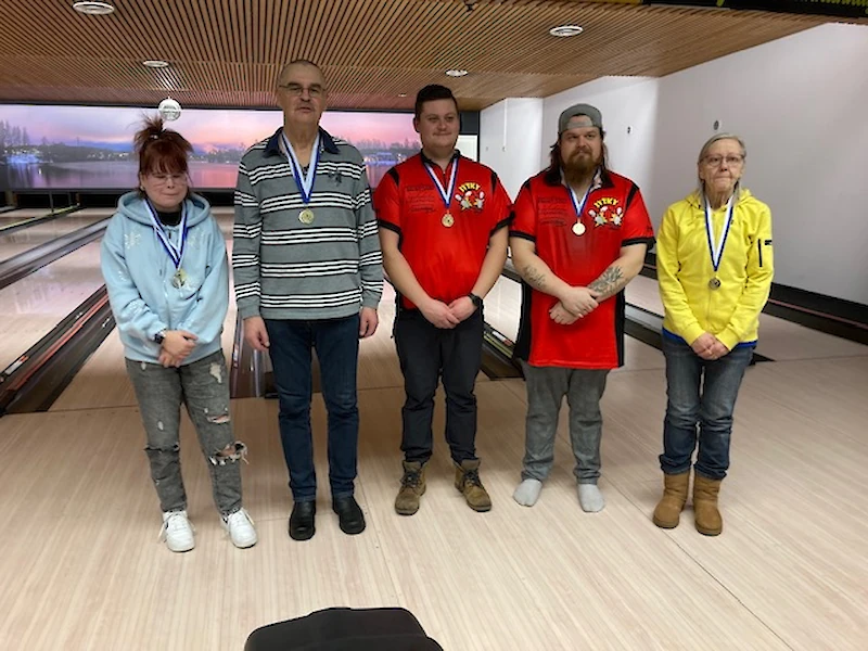 Kuvassa vasemmalta: Alissa Holopainen, Kari Liekkola, Mikko Loikala, Arttu Ekholm ja Eila Petäjä.