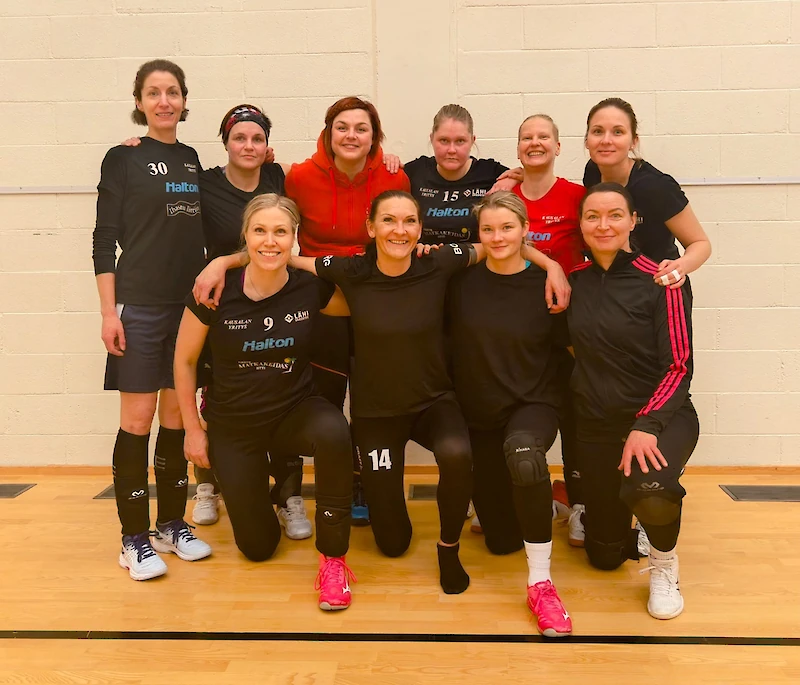 Team Sahalta löytyi yhteiskuvaan jo hymyäkin. (Kuva: Riikka Ahonen)