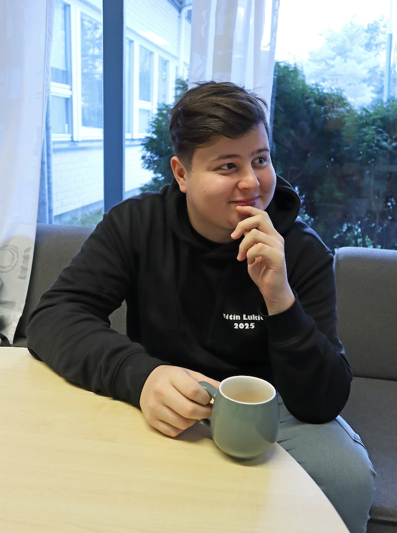 Teemu Pauna joi aamukahvin Iitin lukion abisohvalla.